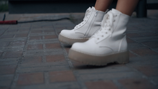 白鞋腿在城市地面上移动视频