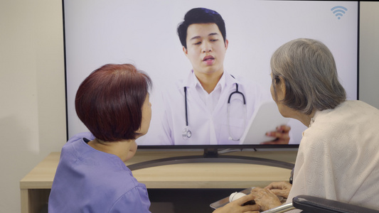 老年妇女在网上与医生见面就保健问题进行咨询视频