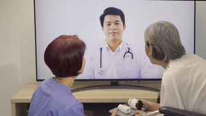 老年妇女在网上与医生见面就保健问题进行咨询30秒视频
