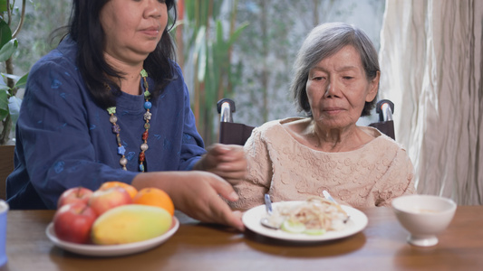年长的亚裔妇女厌倦了食物视频