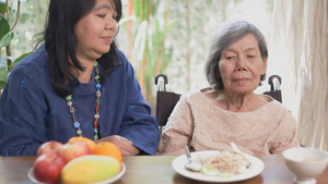 年长的亚裔妇女厌倦了食物17秒视频