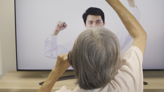 老年妇女在家中使用网上物理治疗服务请访问InfoFinland视频