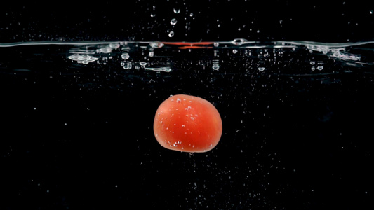 水中的西红柿慢动作升格视频