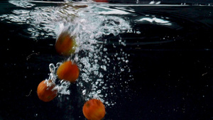夏季水果荔枝在水中高速视频9秒视频