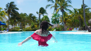 在游泳池里放松在豪华酒店户外游泳池里快乐的姑娘们20秒视频