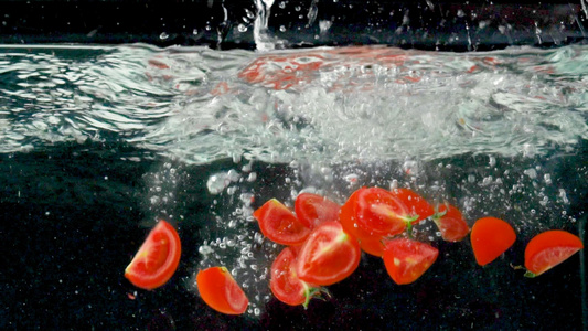 一把西红柿落入水中视频