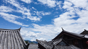 延时摄影风光云南丽江古城古建筑屋顶蓝天白云天空流动的云4k素材16秒视频