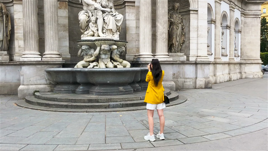 欧洲城市有吸引力的年轻游客户外旅游者欧洲城市视频