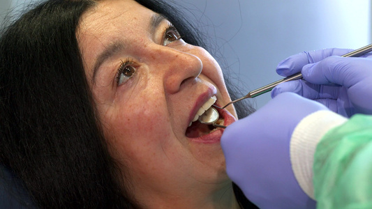 牙科牙医在客户口中持有牙科器械视频