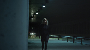 夜城女人自信地走在地下隧道里一头金发13秒视频