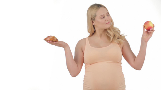 怀孕妇女展示苹果和蛋糕视频