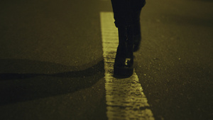 女人独自走在城市道路上的腿夜13秒视频