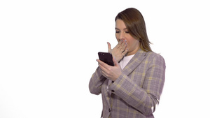 金发女孩看到手机短信账单时候错愕惊讶18秒视频