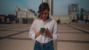 妇女穿着白色衬衫在智能手机上滚动触摸屏幕19秒视频
