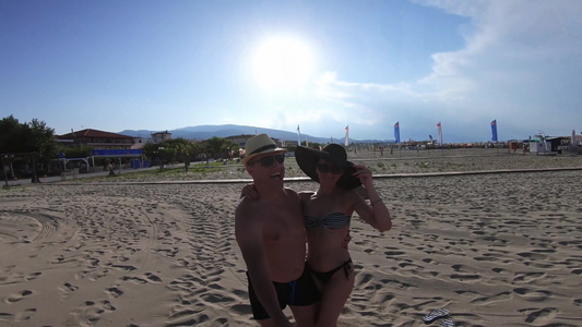 中年夫妇在沙滩上玩得开心转过身去视频