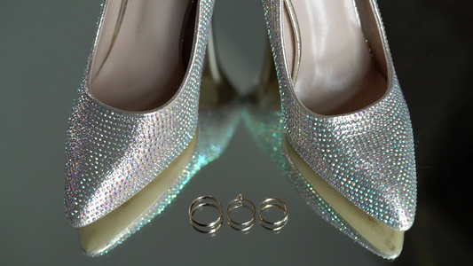 新娘时装鞋和结婚戒指视频