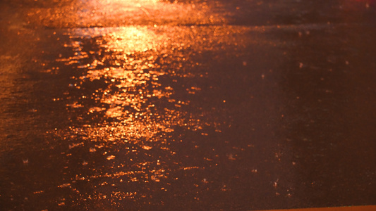 城市夜晚雨天道路街景灯光雨滴地面反光4k素材视频