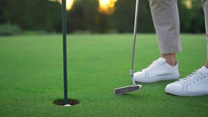 高尔夫球手的腿在高尔夫球洞放松20秒视频