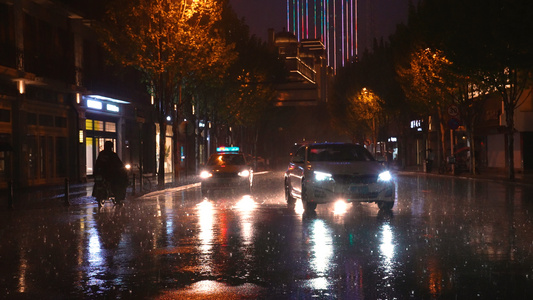 城市下雨夜晚道路交通汽车灯光街景4k素材视频