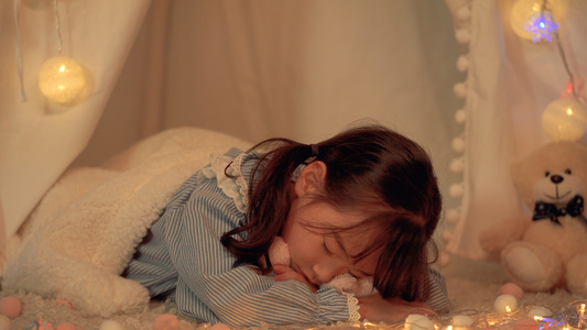 睡着的可爱小女孩视频