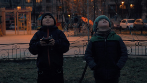 两个孩子在户外玩环玩具游戏26秒视频