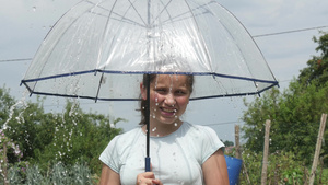 在雨伞下微笑的年轻少女少女16秒视频