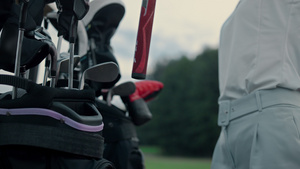 女人手拿着俱乐部高尔夫设备在球场上11秒视频