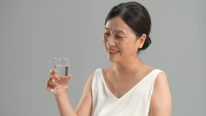中老年女性健康饮水22秒视频