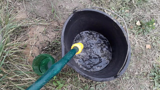 水从水管中倒入桶里视频
