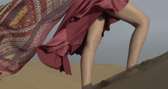 响沙湾沙漠美女行走（未调色素材19）视频