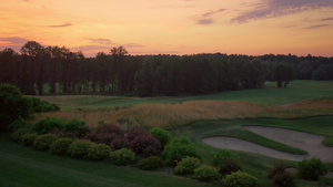 傍晚粉红色夕阳下的高尔夫球场鸟瞰图29秒视频
