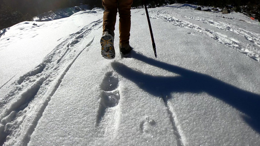 漫步在雪上慢动作视频