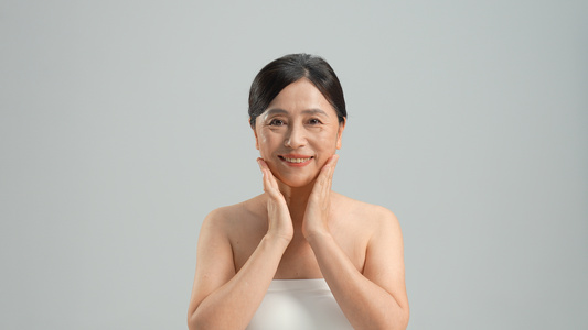 中老年女性护肤保养视频