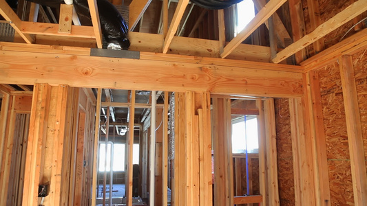 建造住宅建筑房时新家用木梁内置的一栋新的房屋内部视频