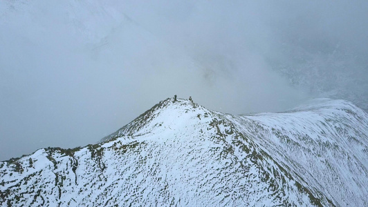 站在雪山顶上的人视频