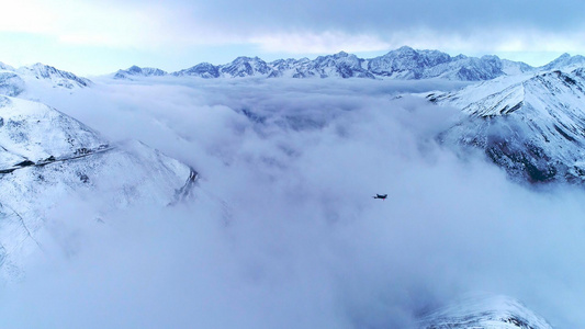 航拍无人机穿越云层拍摄视频