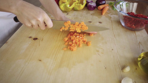 一位年轻女厨师切胡萝卜28秒视频