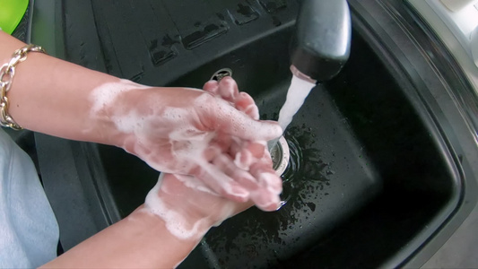 在家浴室用肥皂和热水洗手洗手池人清洁手部卫生以预防视频