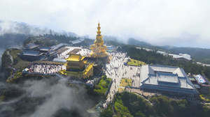 4k航拍峨眉山顶十面佛像和金顶寺庙27秒视频