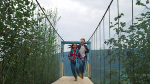 有趣的情侣在山河桥上奔跑自然23秒视频