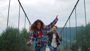 两个旅行者在山桥上玩得很开心28秒视频