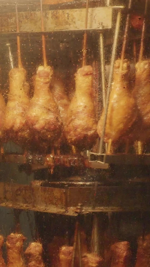 城市街头美食地方特色小吃密封烤房中的烤鸡腿制作过程素材美食展示55秒视频
