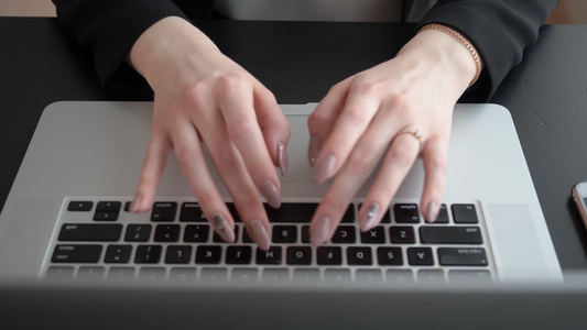 女性在现代商业办公室工作时用笔记本键盘打字视频