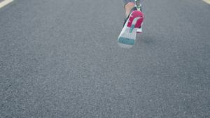 残疾妇女双腿在路上跑15秒视频