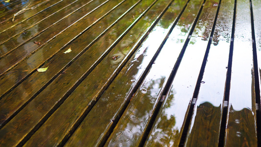 雨水打在木地板上升格视频视频