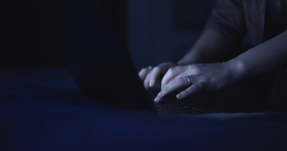 妇女用手在笔记本电脑键盘上打字视频