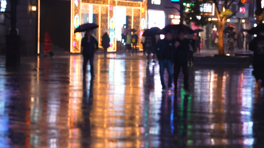 城市下雨夜晚灯光街景地面反光倒影行人4k素材视频
