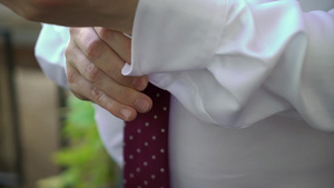青年男子戴上袖扣为庆祝活动商业会议或婚礼穿衣7秒视频