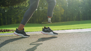 身着运动鞋的残疾妇女在公路上行车运动鞋16秒视频