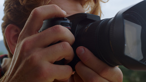 特写镜头摄影师手在照相相机上拍照17秒视频